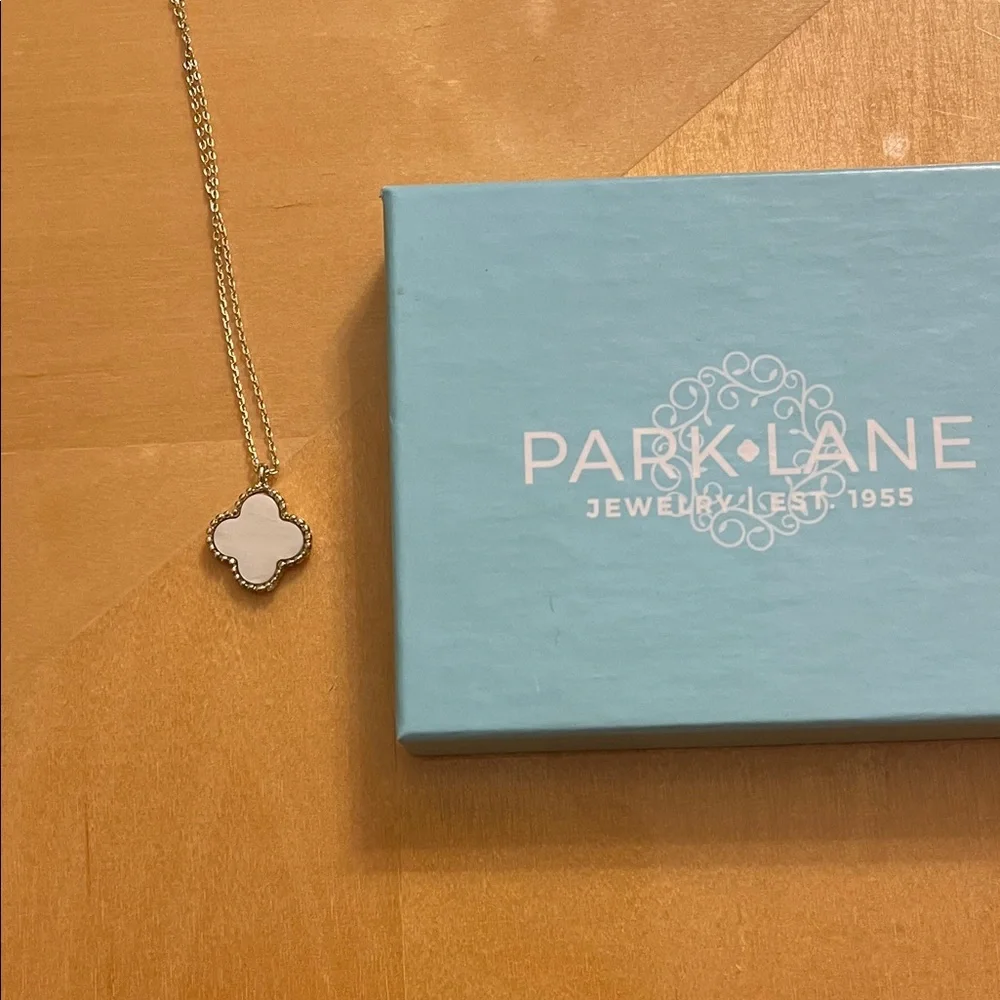 Park Lane jewelry gold toe necklace with mother of pearl type center - Picture 2 of 4